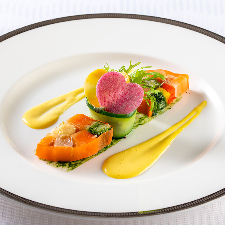 メニュー写真・サーモントラウトマリネと野菜のプレス サフラン香るソース