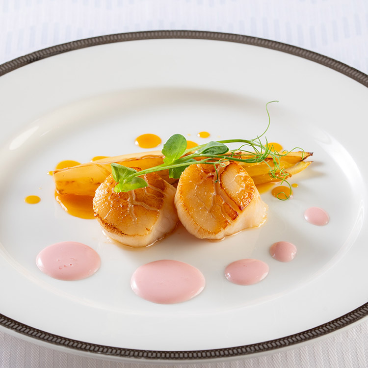 メニュー写真・ホタテ貝のポワレ オレンジ風味のアンディーブの煮込み添え ビーツのアクセント