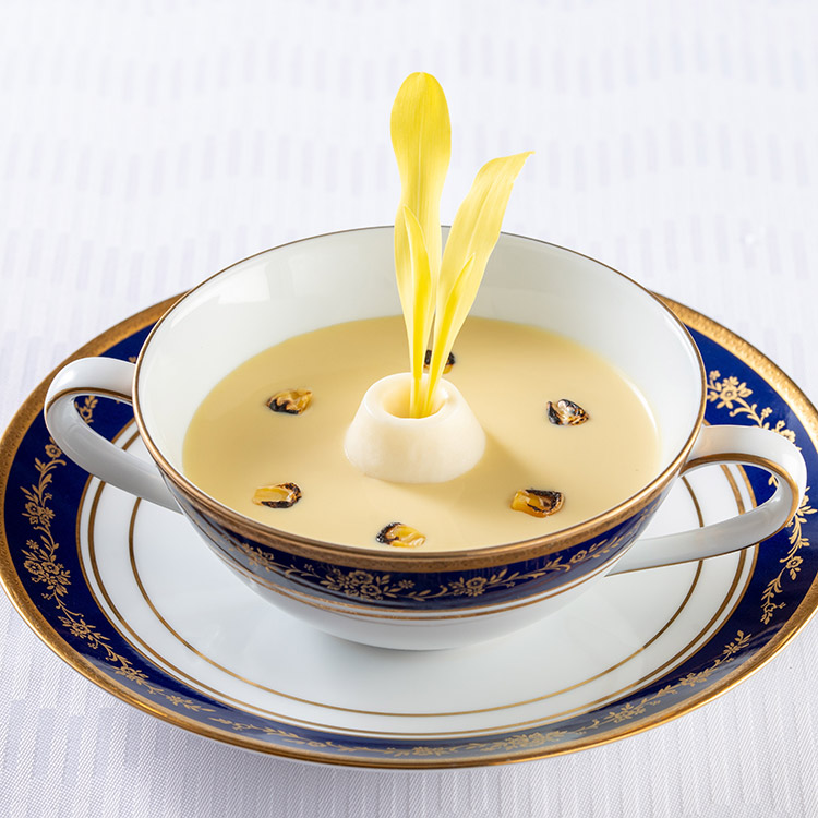 冷たいクリームコーンスープとホワイトコーンのブラン・マンジェ