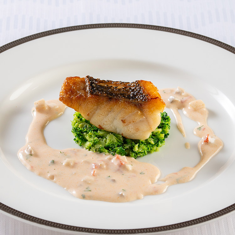 スズキのポワレとブロッコリーのエクラゼ マッシュルームとトマトのクリームソース